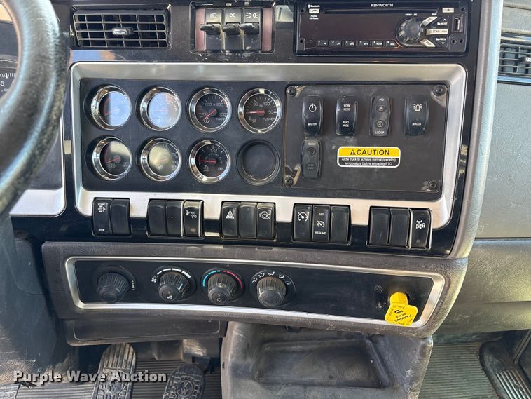 image for item EU8634 2019 Kenworth T400 hydrovac truck