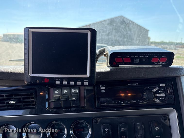 image for item EU8634 2019 Kenworth T400 hydrovac truck