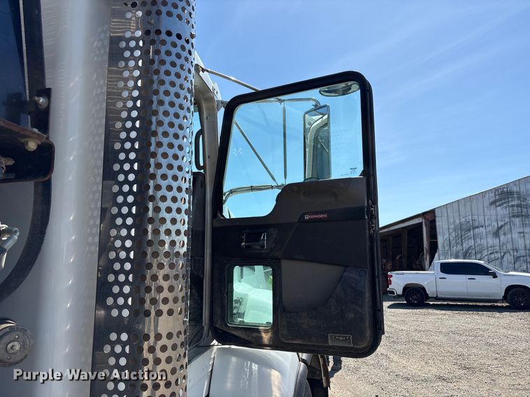 image for item EU8634 2019 Kenworth T400 hydrovac truck