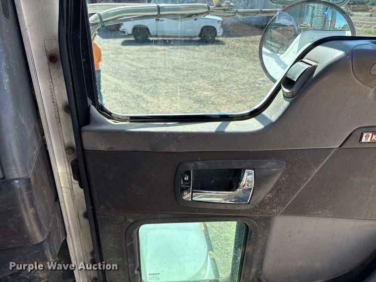 image for item EU8634 2019 Kenworth T400 hydrovac truck