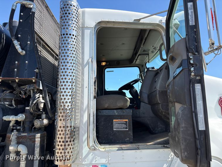 image for item EU8634 2019 Kenworth T400 hydrovac truck