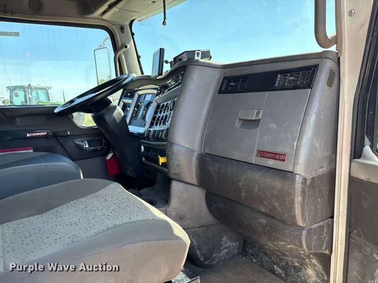 image for item EU8634 2019 Kenworth T400 hydrovac truck