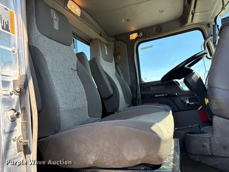 image for item EU8634 2019 Kenworth T400 hydrovac truck