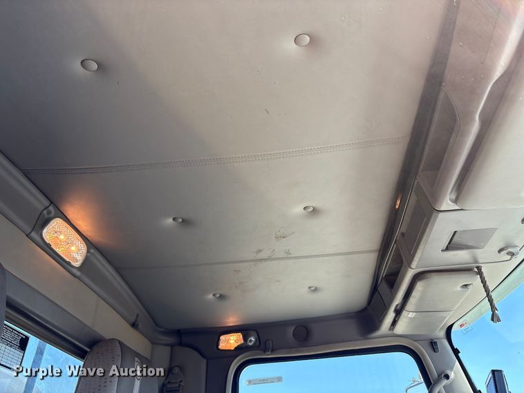 image for item EU8634 2019 Kenworth T400 hydrovac truck