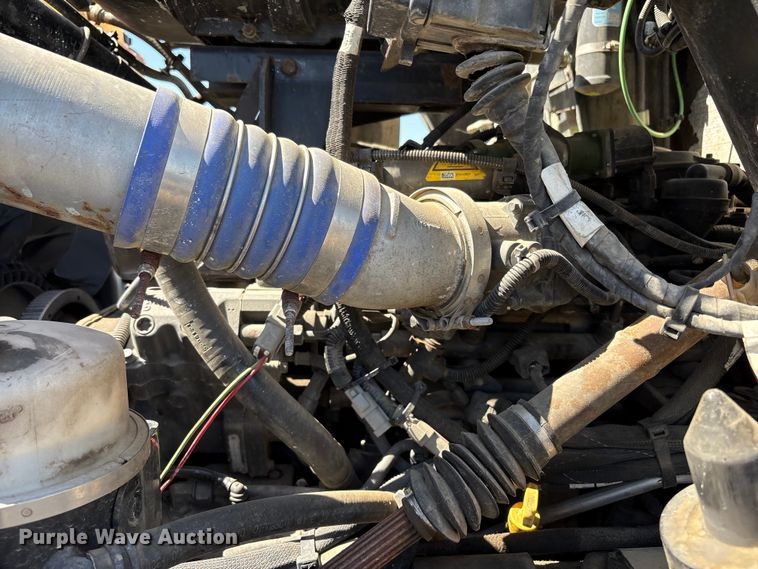 image for item EU8634 2019 Kenworth T400 hydrovac truck