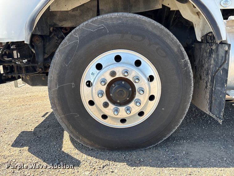 image for item EU8634 2019 Kenworth T400 hydrovac truck