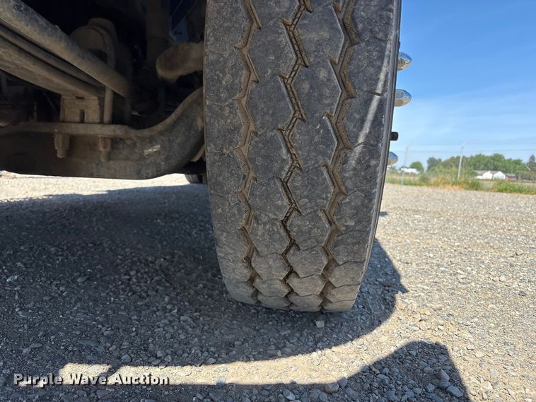 image for item EU8634 2019 Kenworth T400 hydrovac truck