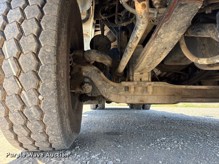 image for item EU8634 2019 Kenworth T400 hydrovac truck