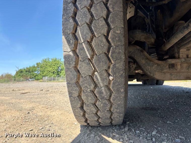 image for item EU8634 2019 Kenworth T400 hydrovac truck