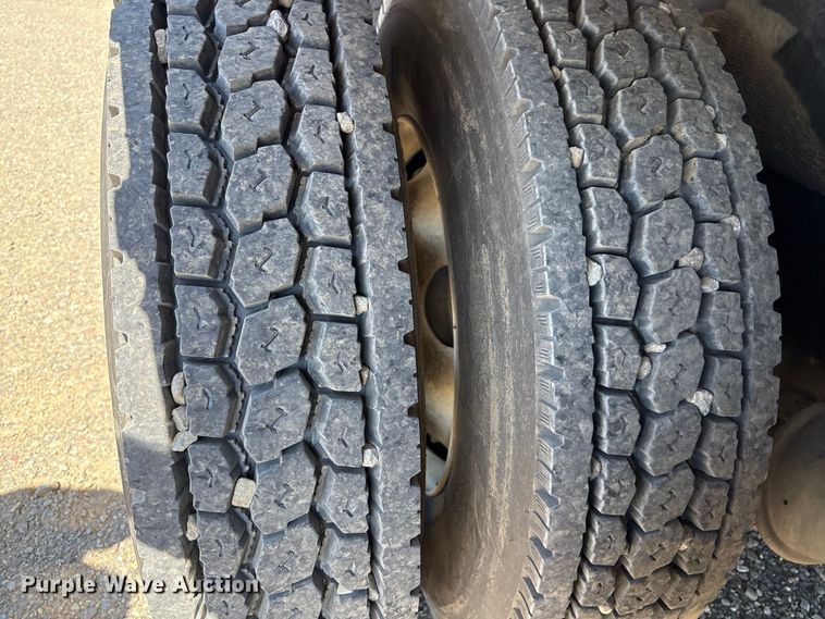 image for item EU8634 2019 Kenworth T400 hydrovac truck