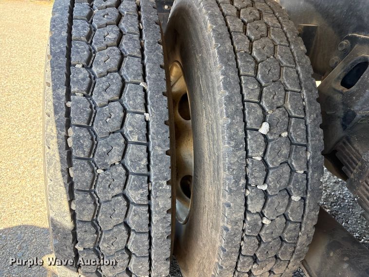 image for item EU8634 2019 Kenworth T400 hydrovac truck