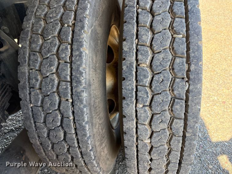 image for item EU8634 2019 Kenworth T400 hydrovac truck