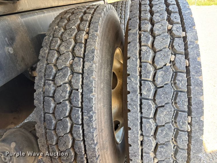 image for item EU8634 2019 Kenworth T400 hydrovac truck