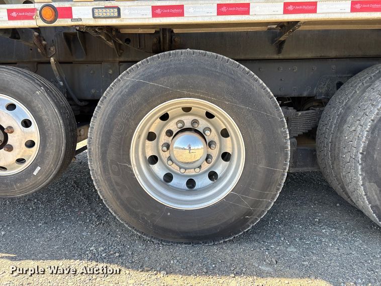 image for item EU8634 2019 Kenworth T400 hydrovac truck