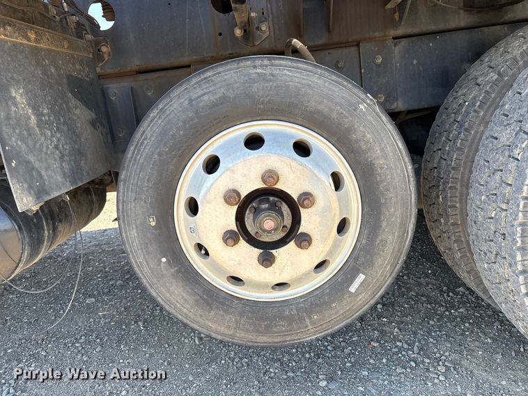 image for item EU8634 2019 Kenworth T400 hydrovac truck