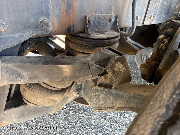 image for item EU8634 2019 Kenworth T400 hydrovac truck