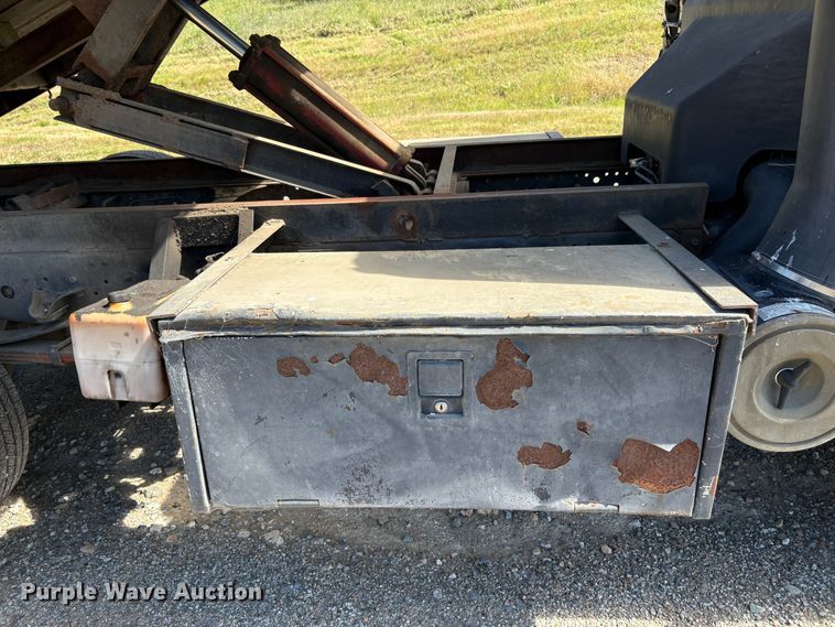 image for item EU8636 2000 Isuzu NPR dump truck