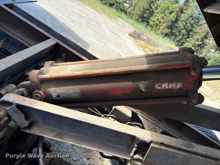 image for item EU8636 2000 Isuzu NPR dump truck