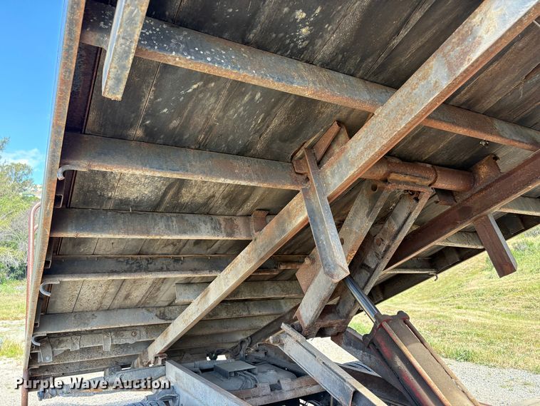 image for item EU8636 2000 Isuzu NPR dump truck