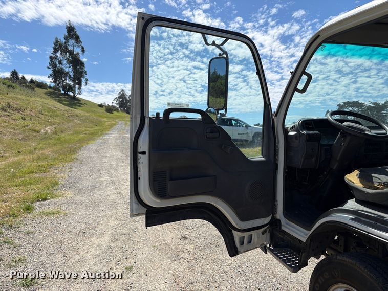 image for item EU8636 2000 Isuzu NPR dump truck