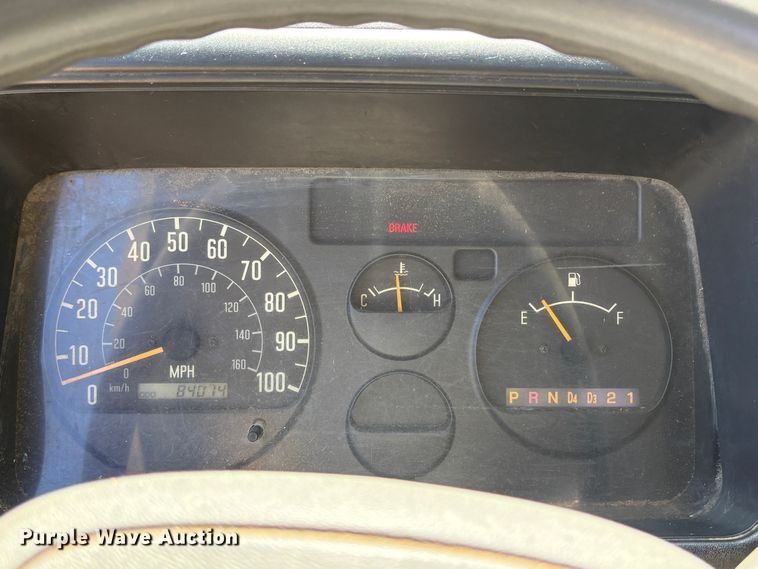 image for item EU8636 2000 Isuzu NPR dump truck