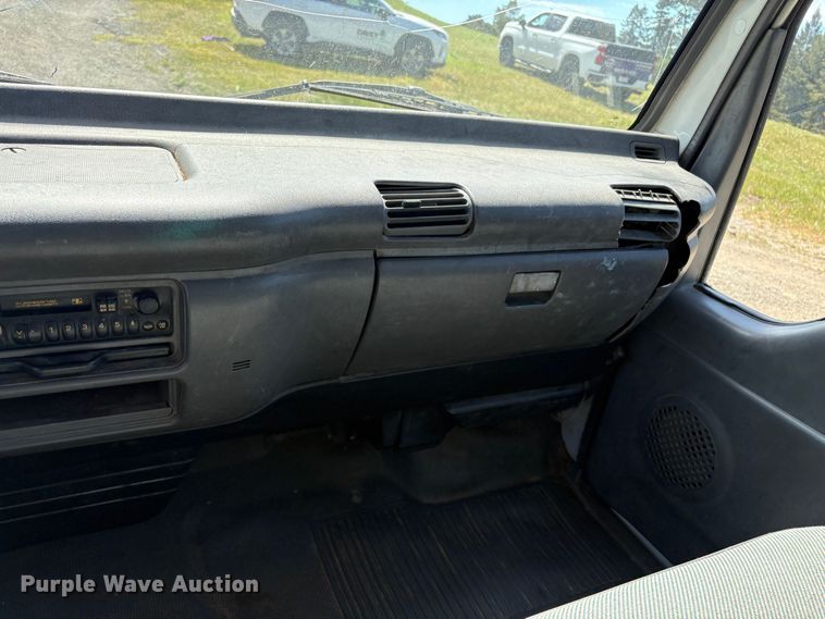 image for item EU8636 2000 Isuzu NPR dump truck