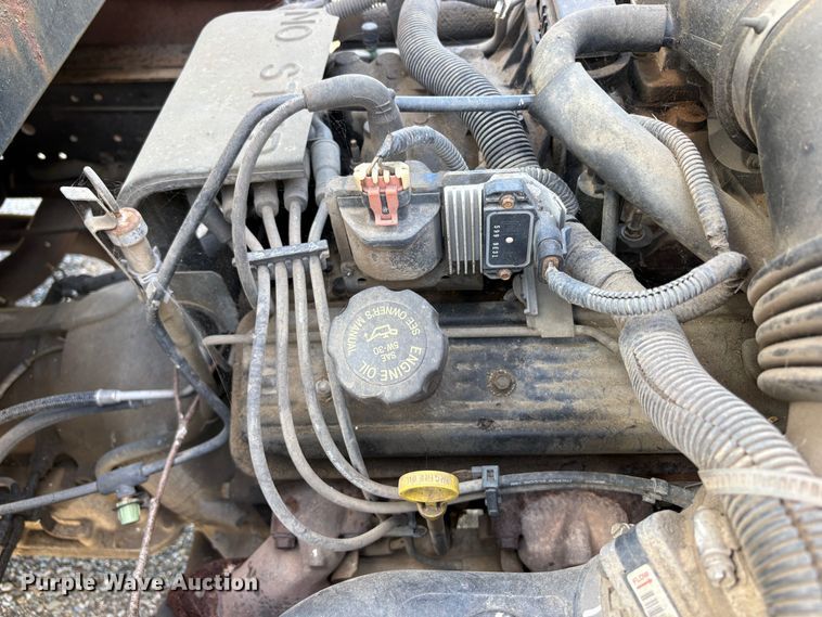 image for item EU8636 2000 Isuzu NPR dump truck