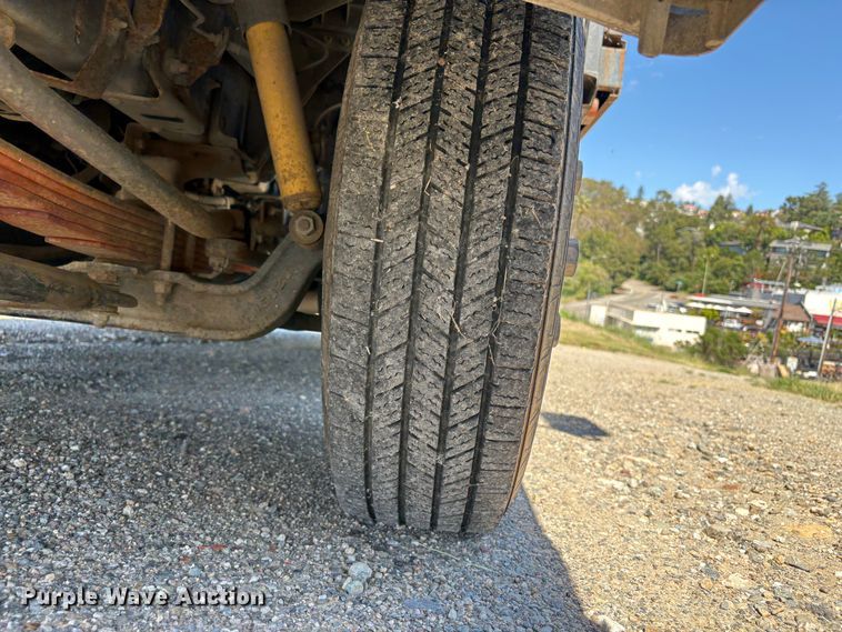 image for item EU8636 2000 Isuzu NPR dump truck