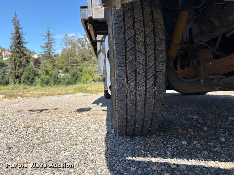 image for item EU8636 2000 Isuzu NPR dump truck