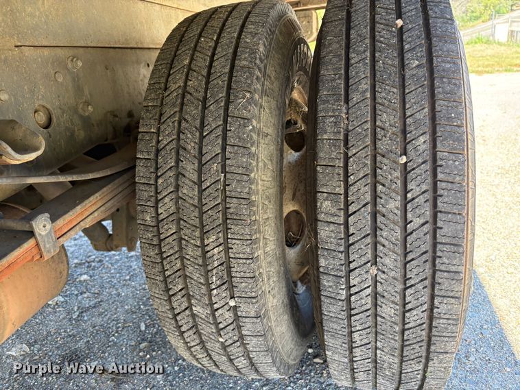 image for item EU8636 2000 Isuzu NPR dump truck