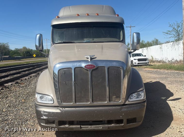 image for item EV2866 2007 Peterbilt 387 semi truck