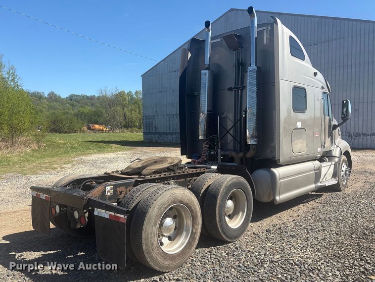 image for item EV2866 2007 Peterbilt 387 semi truck