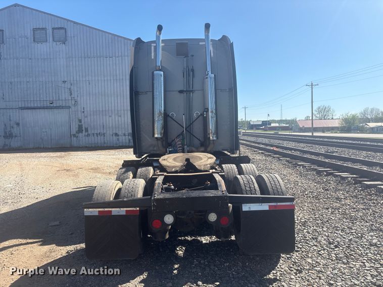 image for item EV2866 2007 Peterbilt 387 semi truck