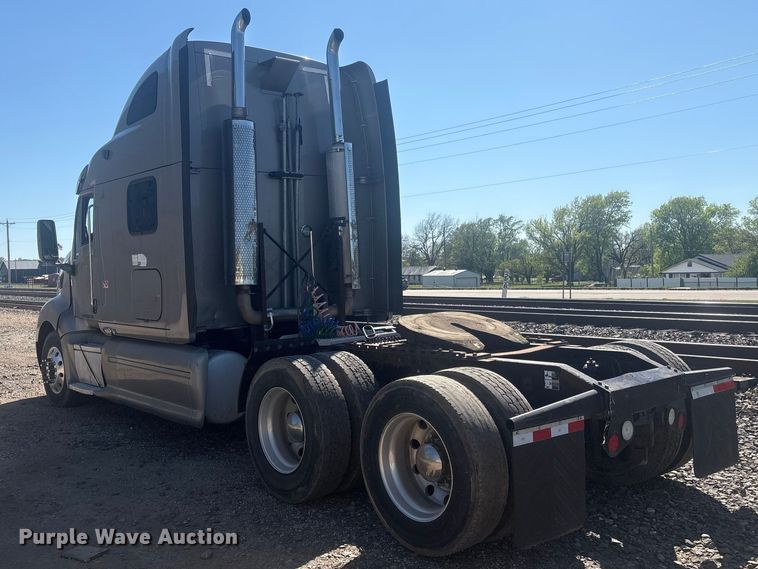 image for item EV2866 2007 Peterbilt 387 semi truck