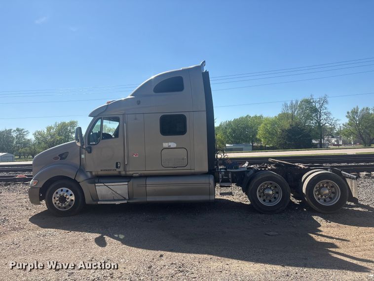 image for item EV2866 2007 Peterbilt 387 semi truck