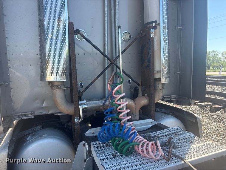 image for item EV2866 2007 Peterbilt 387 semi truck