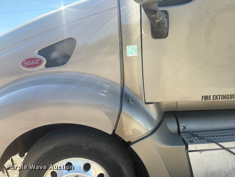 image for item EV2866 2007 Peterbilt 387 semi truck