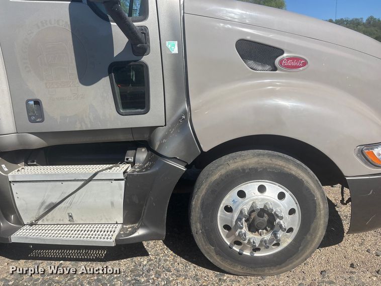 image for item EV2866 2007 Peterbilt 387 semi truck