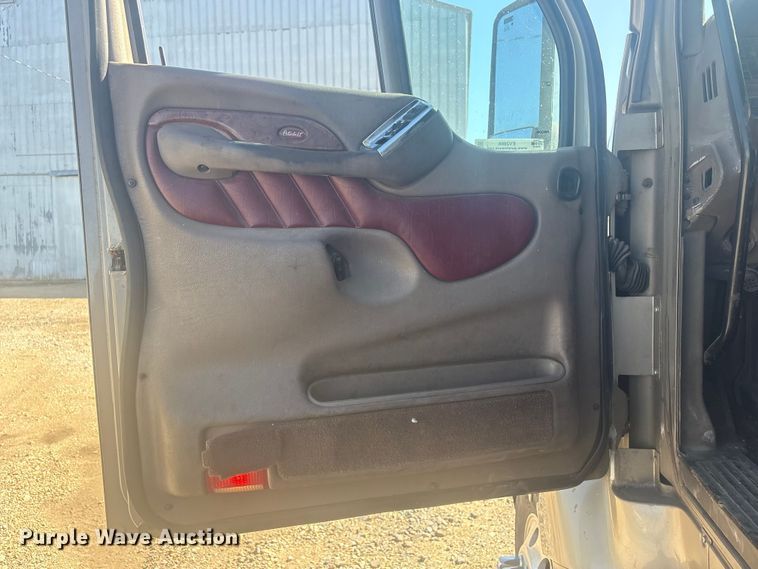 image for item EV2866 2007 Peterbilt 387 semi truck