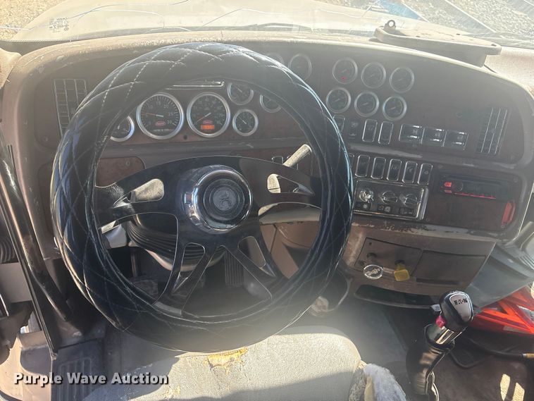 image for item EV2866 2007 Peterbilt 387 semi truck
