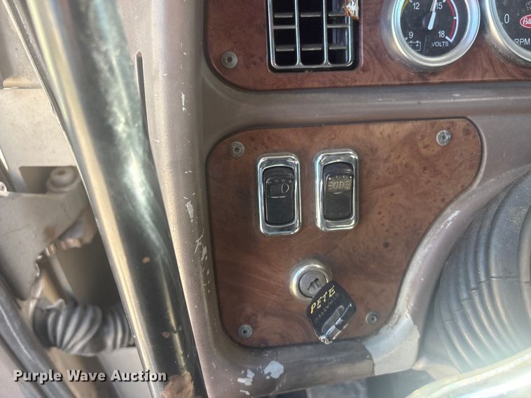 image for item EV2866 2007 Peterbilt 387 semi truck