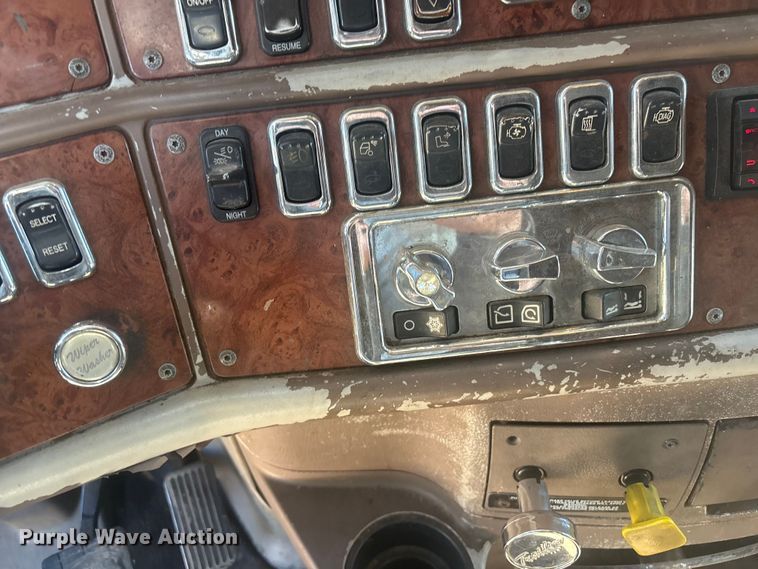 image for item EV2866 2007 Peterbilt 387 semi truck