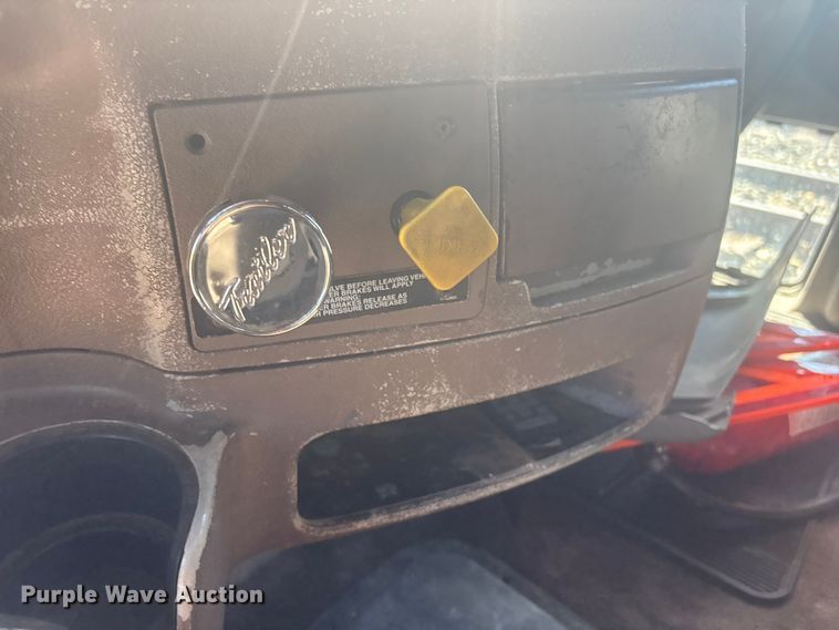 image for item EV2866 2007 Peterbilt 387 semi truck