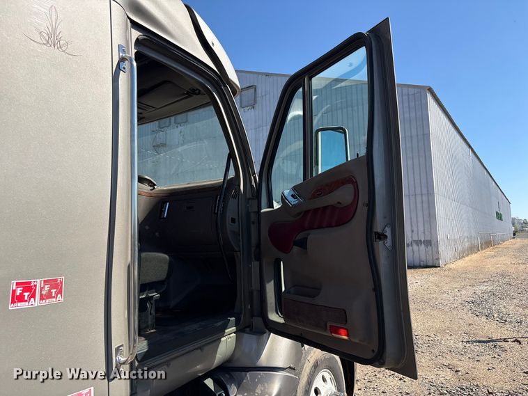 image for item EV2866 2007 Peterbilt 387 semi truck