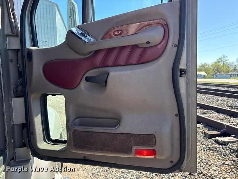 image for item EV2866 2007 Peterbilt 387 semi truck