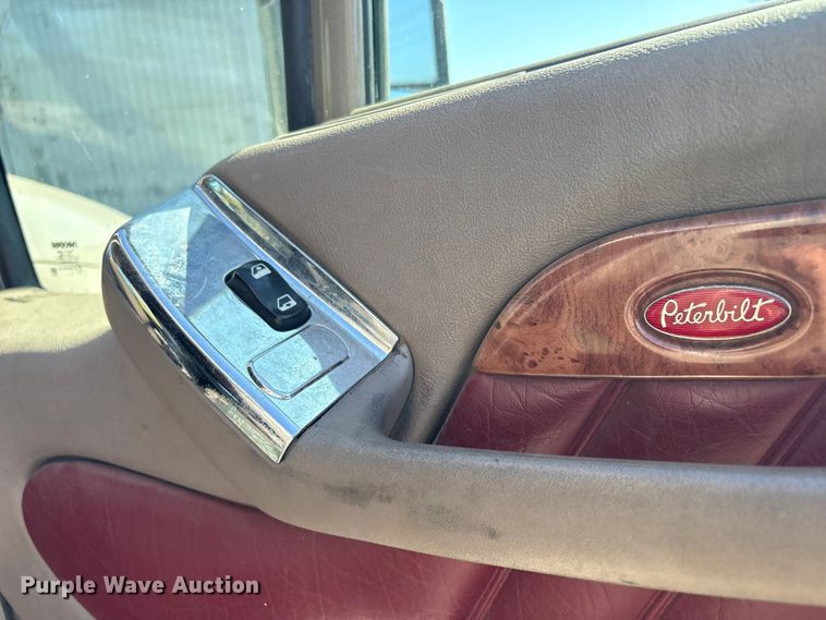 image for item EV2866 2007 Peterbilt 387 semi truck