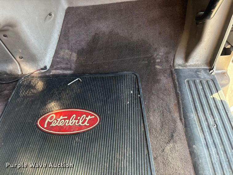 image for item EV2866 2007 Peterbilt 387 semi truck