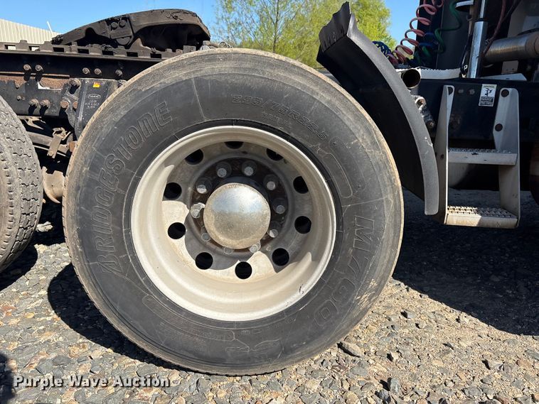 image for item EV2866 2007 Peterbilt 387 semi truck