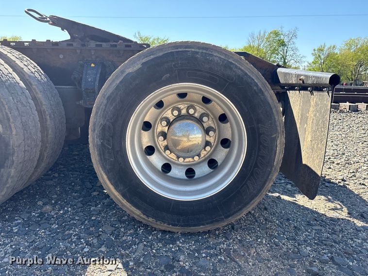 image for item EV2866 2007 Peterbilt 387 semi truck