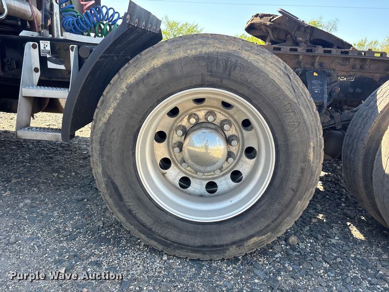 image for item EV2866 2007 Peterbilt 387 semi truck